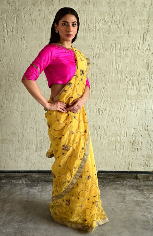 Bel yellow sari