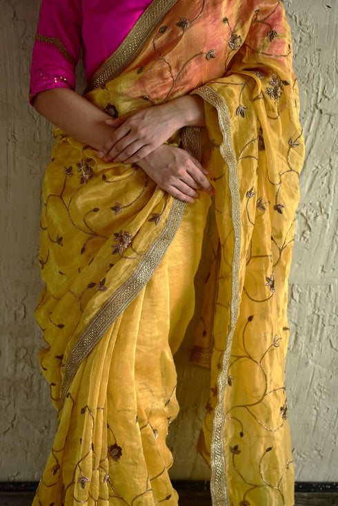 Bel yellow sari