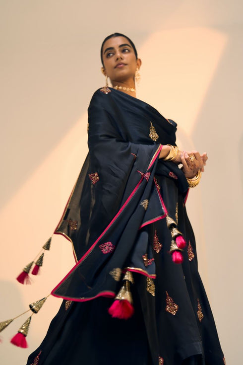 Black chavi dupatta