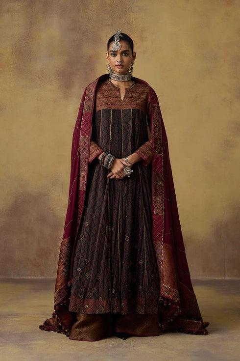 Goonj black brocade ijar