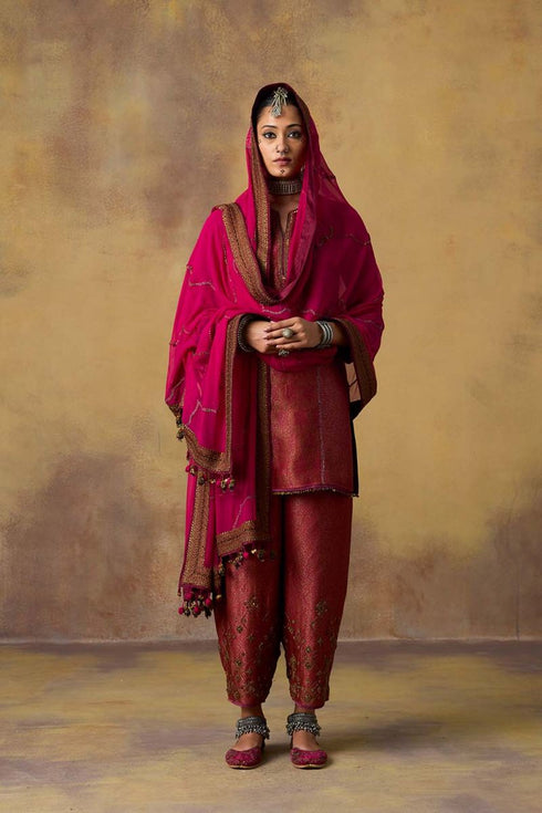 Goonj pink georgette dupatta with embroidered border