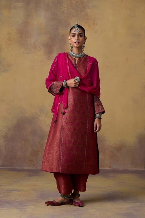 Goonj pink georgette stole