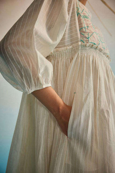 Hakanai ivory square sleeve top