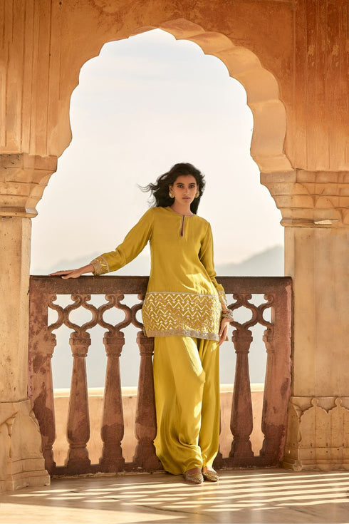 Haldi Nashpal kachipatti yellow kurta dhoti set