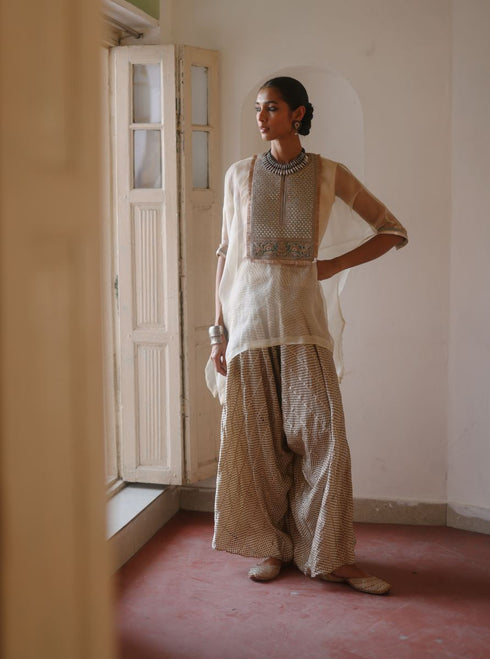 Halfmoon cream and green cape set