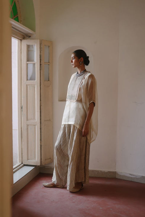 Halfmoon cream and green cape set