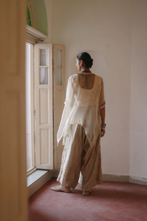 Halfmoon cream and green cape set