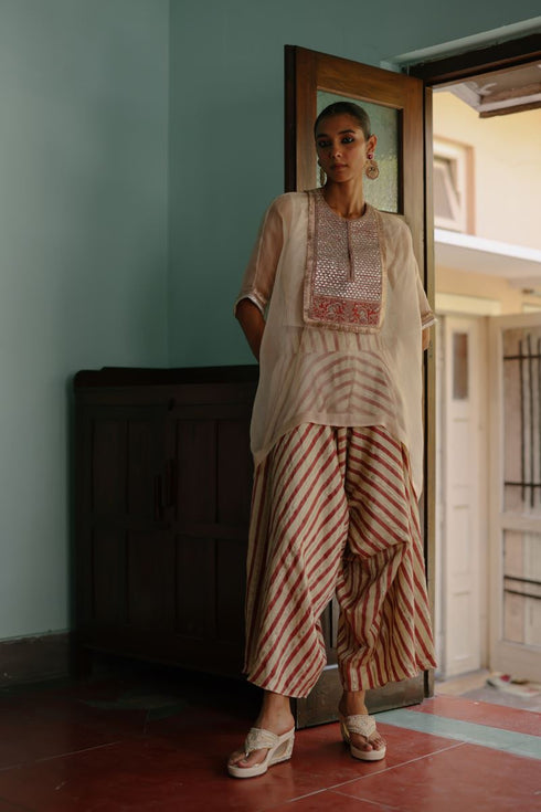 Halfmoon cream and red cape set