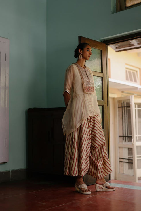 Halfmoon cream and red cape set