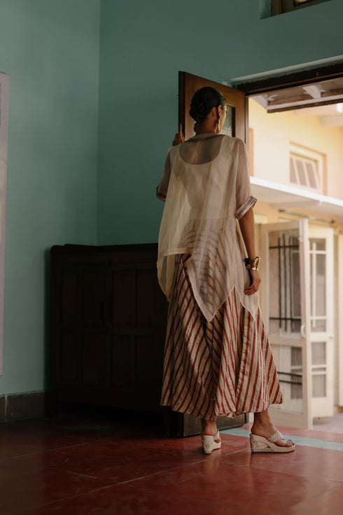 Halfmoon cream and red cape set