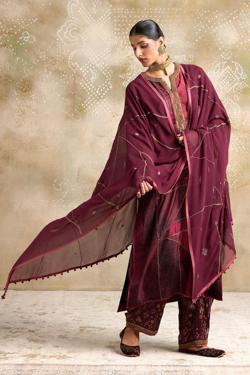 Kaashvi maroon dupatta