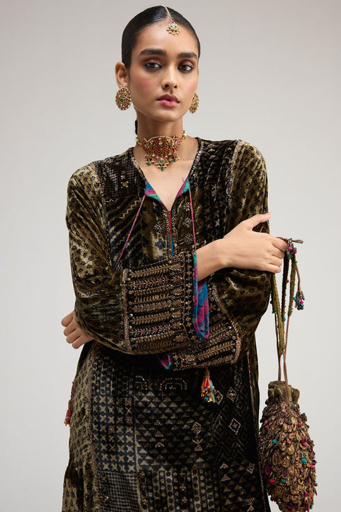 Kainaat black heavy phiran kurta