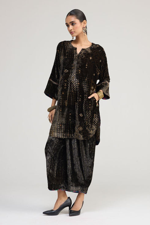 Kainaat black kurti