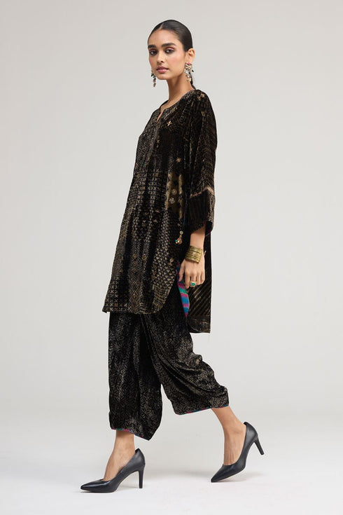 Kainaat black kurti