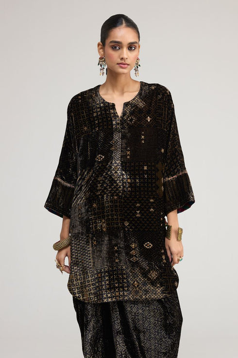 Kainaat black kurti