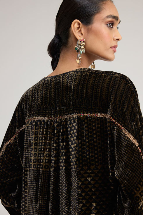 Kainaat black kurti
