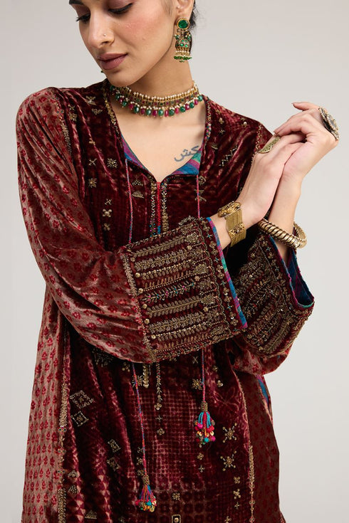 Kainaat maroon heavy phiran kurta