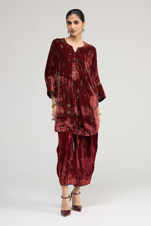 Kainaat maroon kurti