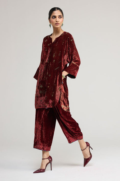 Kainaat maroon kurti