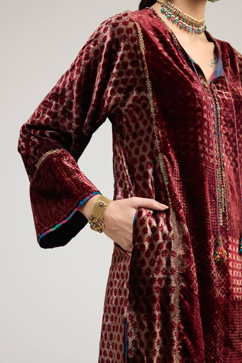 Kainaat maroon light phiran kurta