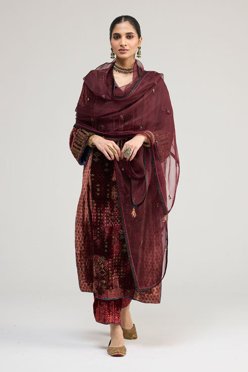 Kainaat maroon organza dupatta