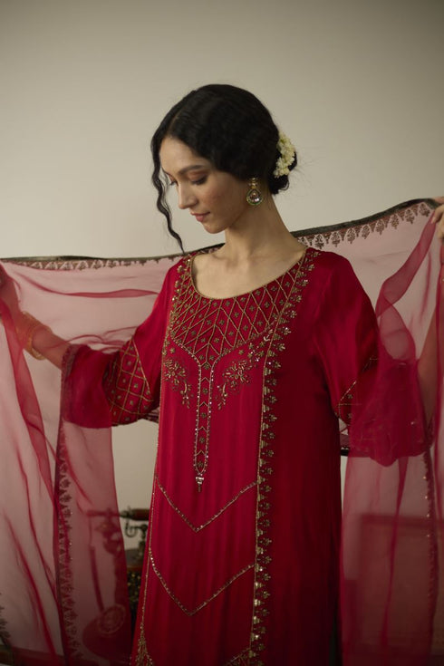 Maitreyi red diya dupatta