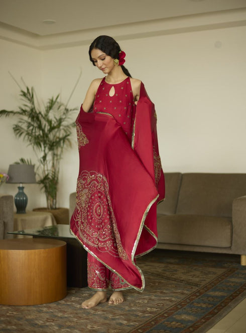 Maitreyi red dupatta