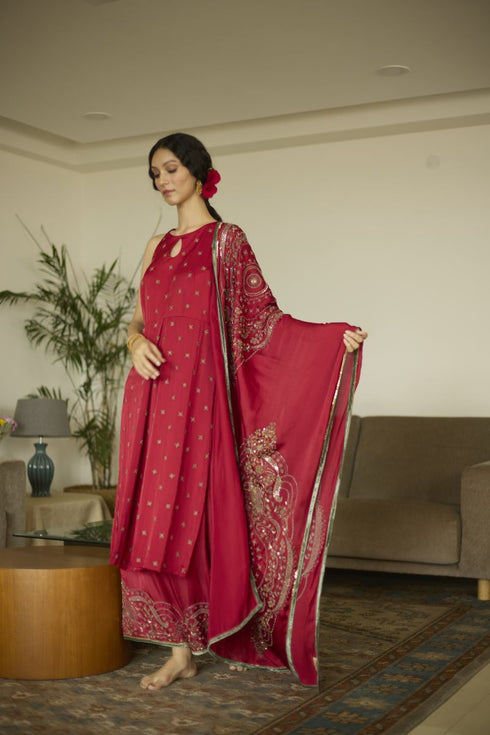 Maitreyi red dupatta