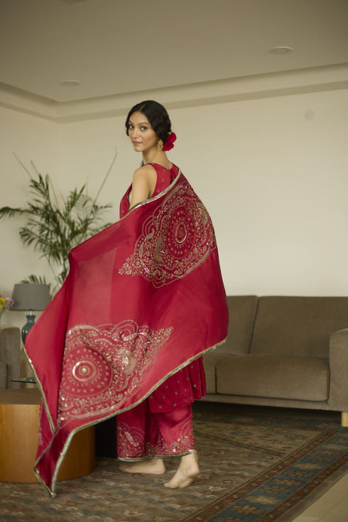 Maitreyi red dupatta