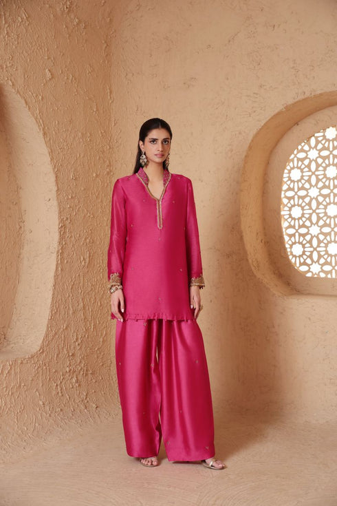 Mehrang pink short buti kurta set