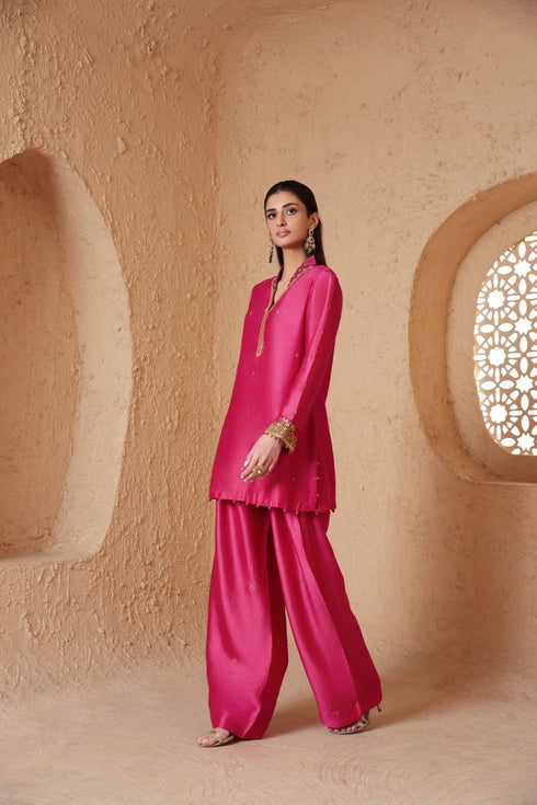 Mehrang pink short buti kurta set