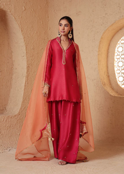 Mehrang red short buti kurta set