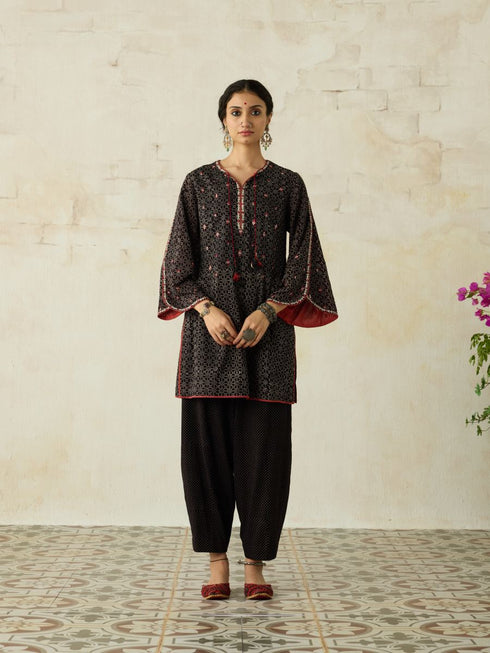 Nitya black cowl ijar