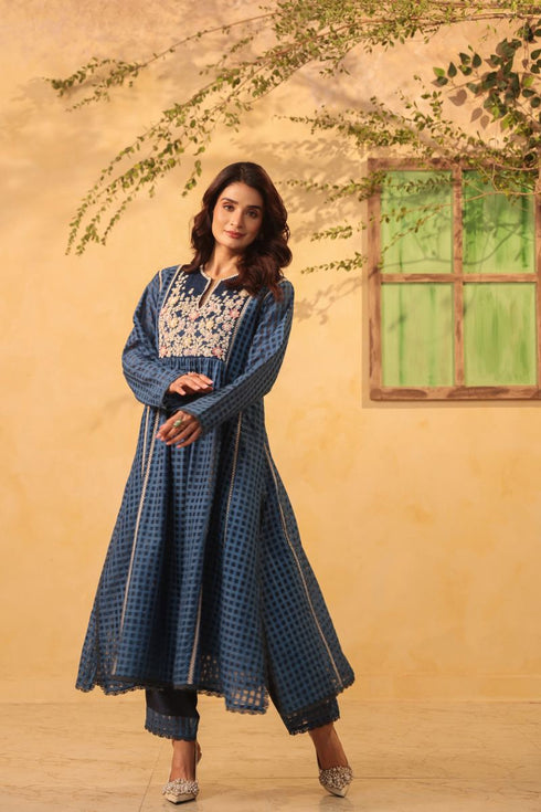 Vaayu dark blue panelled kalidar set